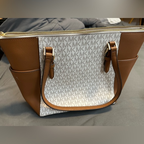 Michael Kors Charolette Top Zip Tote in Signature logo. - Picture 5 of 9